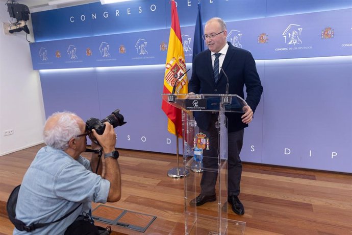 El portavoz del PP en el Congreso, Miguel Tellado, ofrece una rueda de prensa posterior a la reunión de la Junta de Portavoces, a 5 de diciembre de 2023, en Madrid (España).