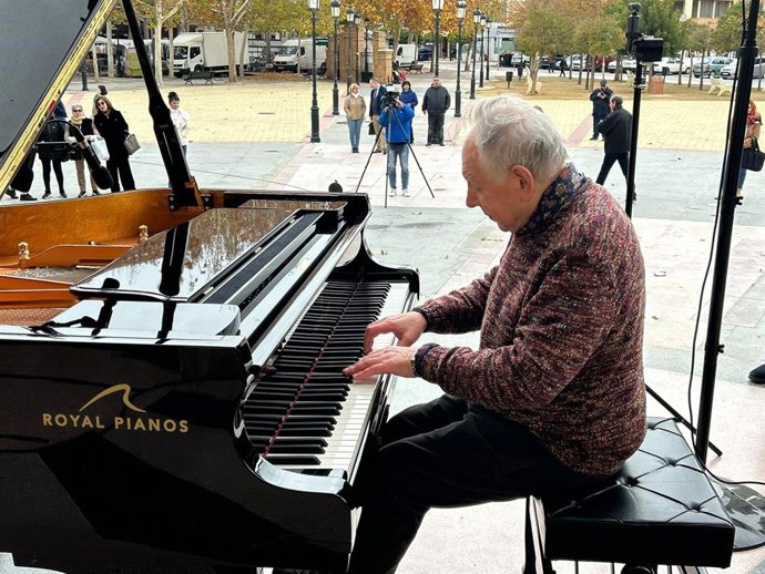 Este año, además de la presentación del certamen, los vecinos de Campillos han podido disfrutar de una jornada de piano al aire libre donde varios concursantes y miembros del jurado han interpretado distintas obras para el deleite de los asistentes.