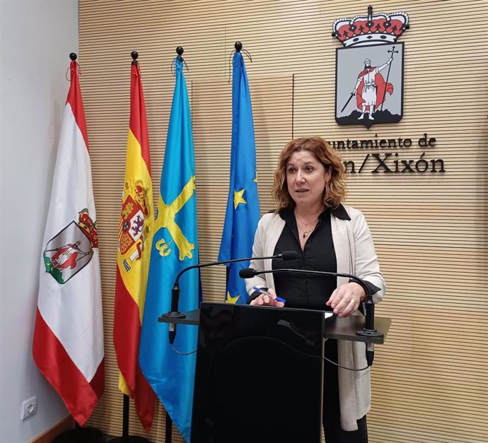 La concejala del Grupo Municipal Socialista del Ayuntamiento de Gijón Carmen Eva Pérez Ordieres, en rueda de prensa en el Consistorio gijonés.