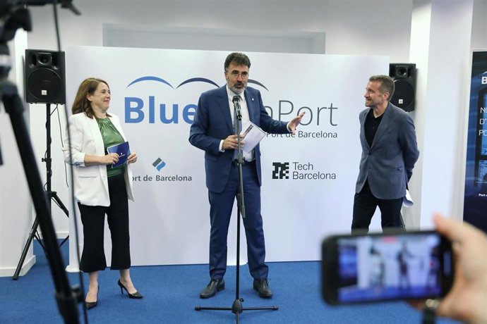 (I-D) La directora de Innovación del Puerto de Barcelona, Emma Cobos; el presidente, Lluís Salvadó, y el ceo De Tech Barcelona, Miquel Martí, durante la inauguración de Bluetechport en julio.