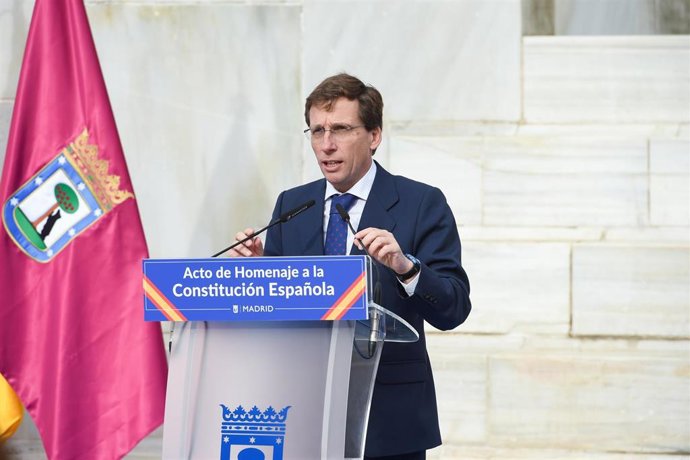 El alcalde de Madrid, José Luis Martínez-Almeida, interviene en el Acto Institucional del Ayuntamiento con motivo del Día de la Constitución, en los jardines de la Transición Española