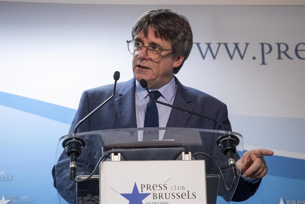 El expresidente de la Generalitat y eurodiputado de Junts, Carles Puigdemont, comparece en una rueda de prensa para explicar los detalles del acuerdo de investidura con el PSOE, en el Parlamento Europeo, a 9 de noviembre de 2023
