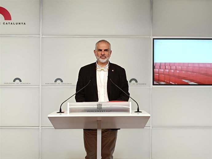El presidente de Cs en el Parlament, Carlos Carrizosa, en rueda de prensa este martes desde la Cámara catalana