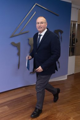 El portavoz del PP en el Congreso, Miguel Tellado, a su llegada a una rueda de prensa posterior a la reunión de la Junta de Portavoces, a 5 de diciembre de 2023, en Madrid (España).