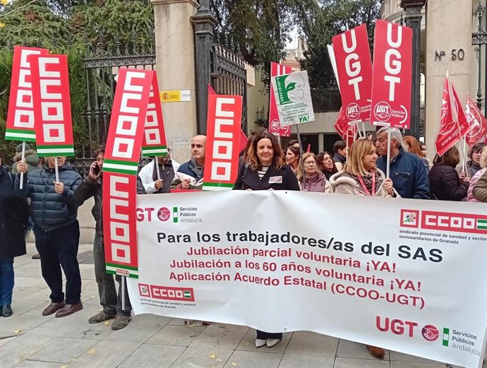 CCOO y UGT, juntos a trabajadores del SAS, inician movilizaciones para exigir la jubilación parcial y a los 60 años