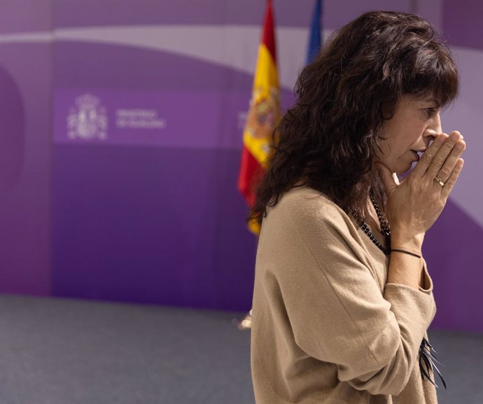 La ministra de Igualdad, Ana Redondo, durante una rueda de prensa para hablar de los asesinatos de violencia de género, a 30 de noviembre de 2023, en Madrid (España). El Ministerio de Igualdad condena tres nuevos asesinatos por violencia de género en Ma