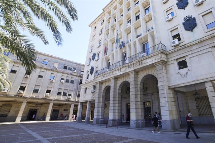 Archivo - Detalle de la fachada principal de la Audiencia Provincial de Sevilla.