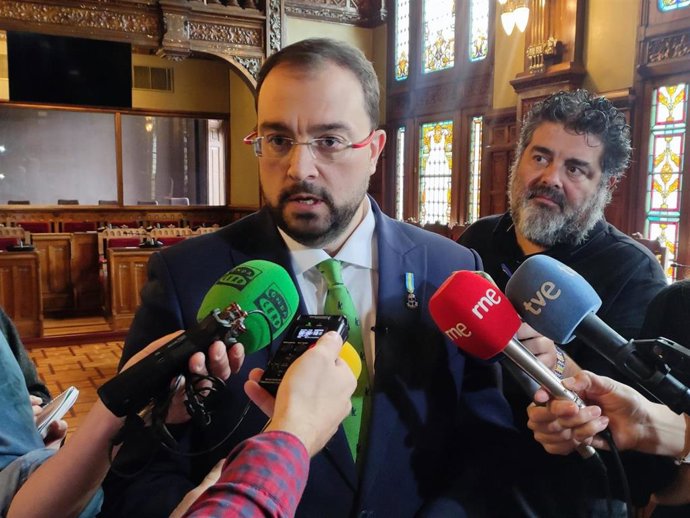 El presidente del Principado de Asturias, Adrián Barbón, en declaraciones a los medios tras el acto institucional de conmemoración de la Constitución de 1978