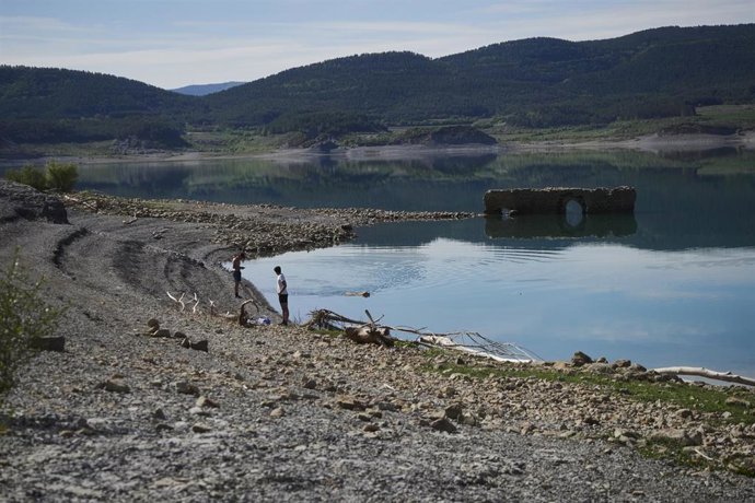 Archivo - Surgen a la superficie parte de las termas romanas que se encontraban bajo el agua en el pantano de Yesa, a 27 de abril de 2023, en Yesa, Navarra (España). Los embalses navarros almacenan actualmente 646 hectómetros cúbicos de agua, dejando la
