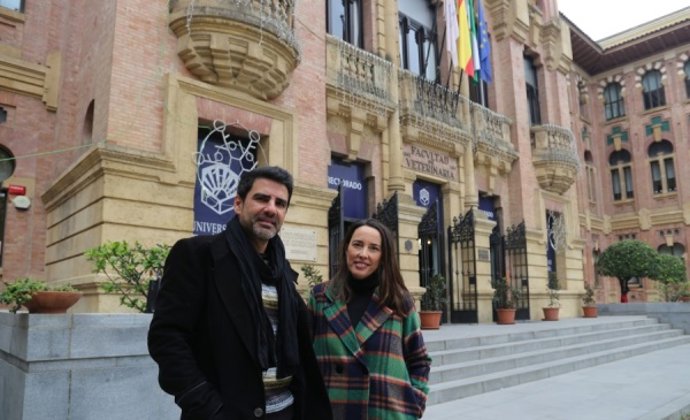 Los investigadores Javier Estévez y Amanda García en el Rectorado de la Universidad de Córdoba.