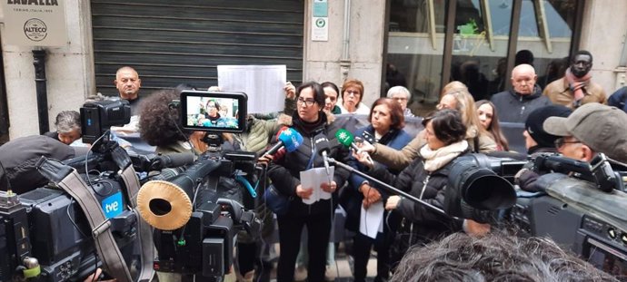 Miembros de la Plataforma Contra los Cortes de Luz en Granada atienden a los medios.