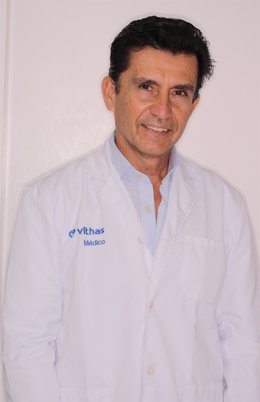 El doctor Alberto Cuevas, del hospital Vithas Xanit Internacional, Cuevas ha destacado a lo largo de casi cuatro décadas como un referente en odontología y estomatología en Andalucía.