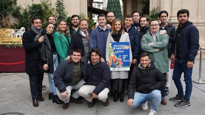 Presentación de la XVII edición de la campaña navideña 'Ningún niño sin juguete' de Nuevas Generaciones del PP de Sevilla.