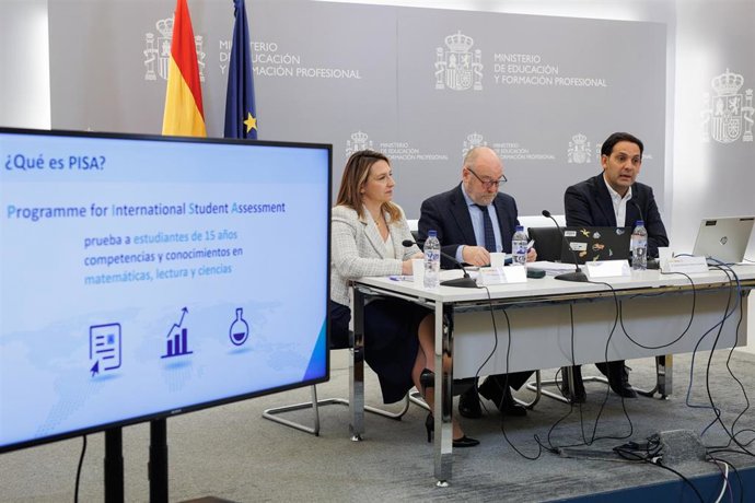 La directora general de Evaluación y Cooperación Territorial, Mónica Domínguez; el secretario de Estado de Educación, José Manuel Bar y el analista Senior de PISA, Daniel Salinas,
