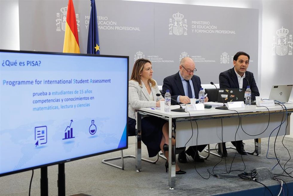 La directora general de Evaluación y Cooperación Territorial, Mónica Domínguez; el secretario de Estado de Educación, José Manuel Bar y el analista Senior de PISA, Daniel Salinas,