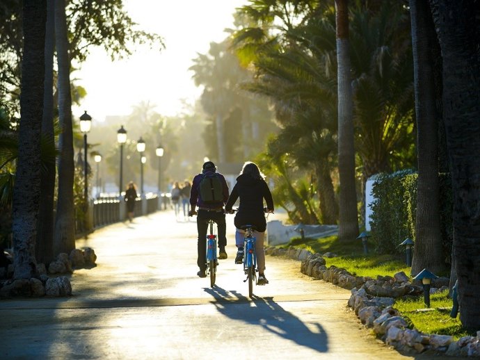 Turistas en bicicleta.