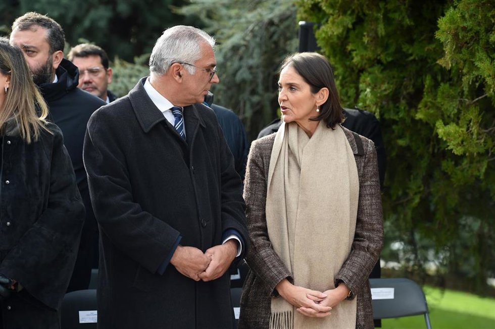 La portavoz del PSOE en el Ayuntamiento de Madrid, Reyes Maroto (d), durante el Acto Institucional del Ayuntamiento con motivo del Día de la Constitución, en los jardines de la Transición Española, con el portavoz del Grupo Popular, Carlos Izquierdo
