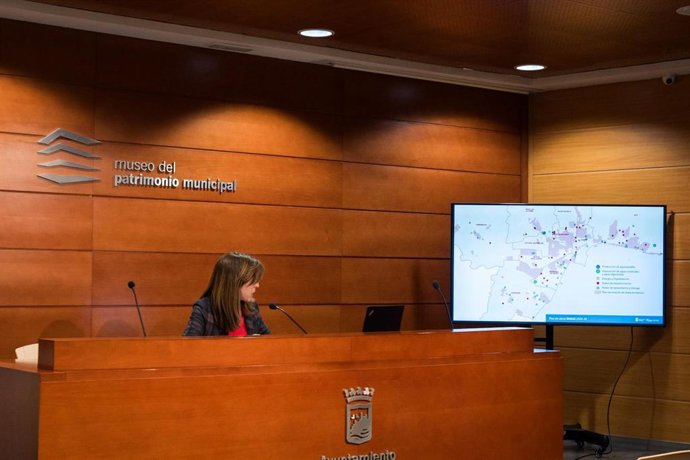 La concejala delegada de Sostenibilidad Medioambiental, Penélope Gómez, informa del plan de inversiones con más de 130 obras en infraestructuras programadas entre 2024 y 2029 que abarcarán todos los distritos de Málaga