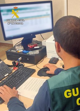 Un agente de la Guardia Civil trabaja en el marco de la operación 'KRAYA'