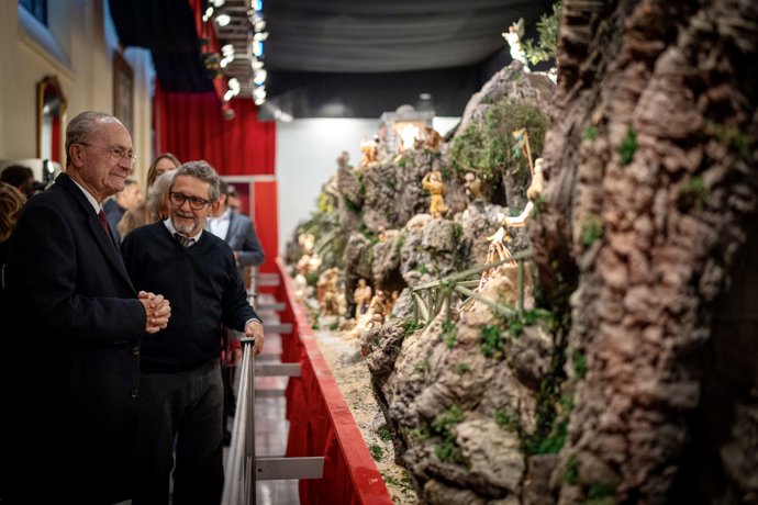 El alcalde de Málaga, Francisco de la Torre, ha asistido a la inauguración del Belén municipal.