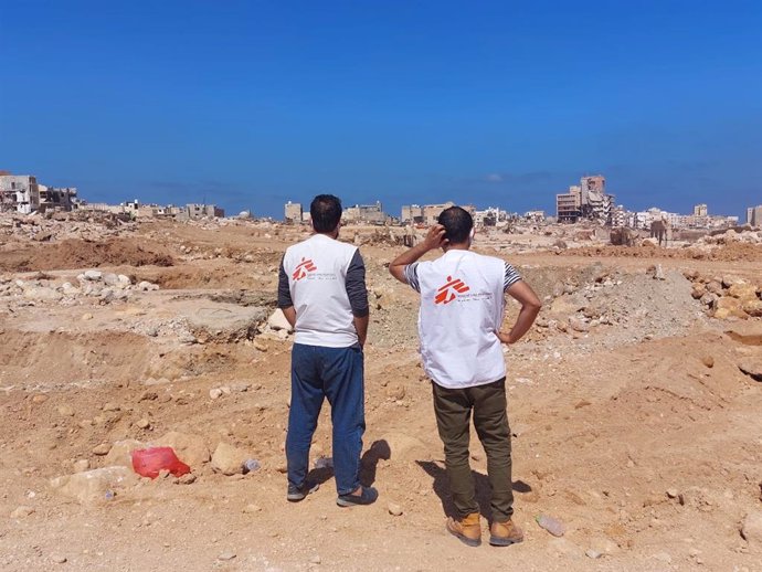 Archivo - Dos trabajadores de Médicos sin Fronteras (MSF) en Derna, afectada por la tormenta 'Daniel'