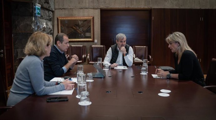 El presidente de Canarias, Fernando Clavijo, y la consejera de Sanidad del Gobierno de Canarias, Esther Monzón, se reúnen con representantes de la Fundación Neotrópico