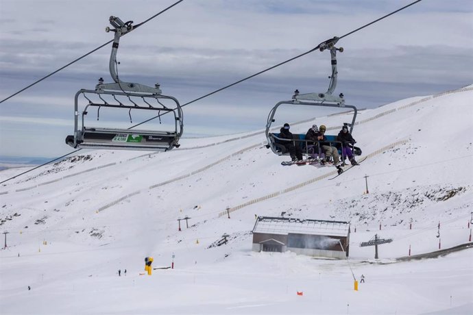 Usuarios en el primer día de apertura para el esquí de la estación de Sierra Nevada.