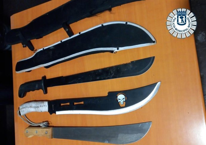 Archivo - Machetes y cuchillos incautados por la Policía Municipal de Madrid en una operación antibandas.