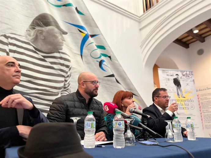 El alcalde de El Puerto y la viuda de Alberti presentando su homenaje por el 121 cumpleaños.