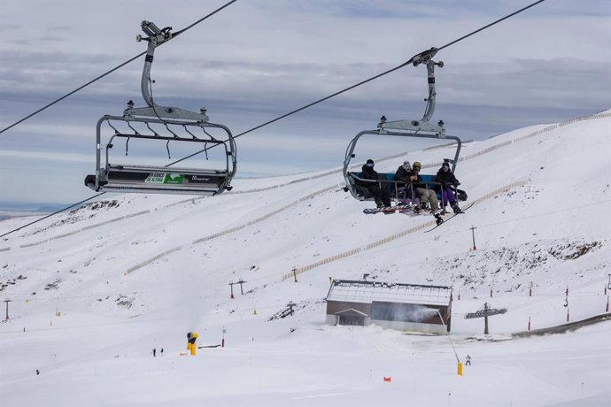 Usuarios en el primer día de apertura para el esquí de la estación de Sierra Nevada.