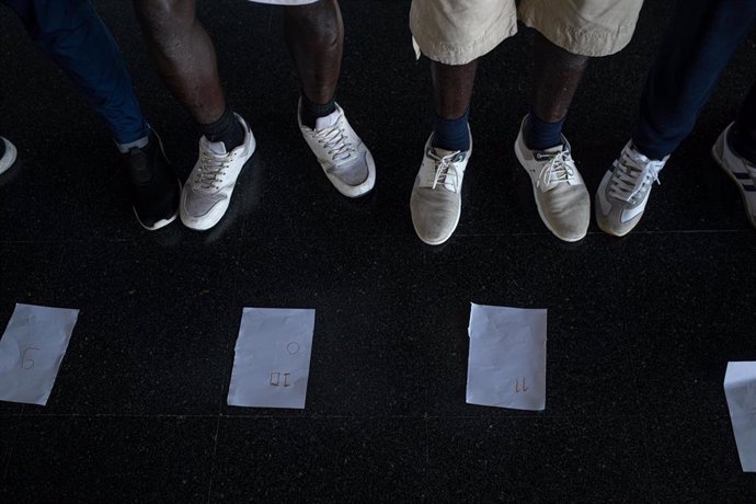 Varios migrantes procedentes de Canarias, en Pontevedra, Galicia (España).