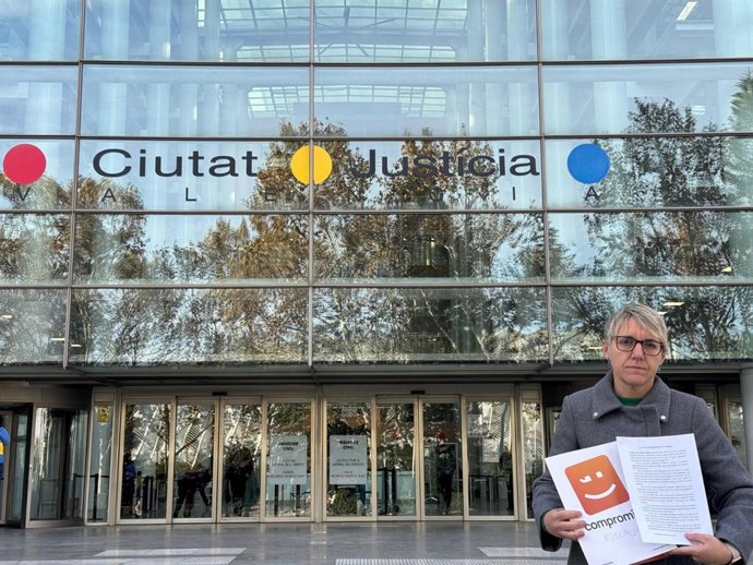 Papi Robles con la denuncia ante la sede de la Ciudad de la Justicia de Valncia