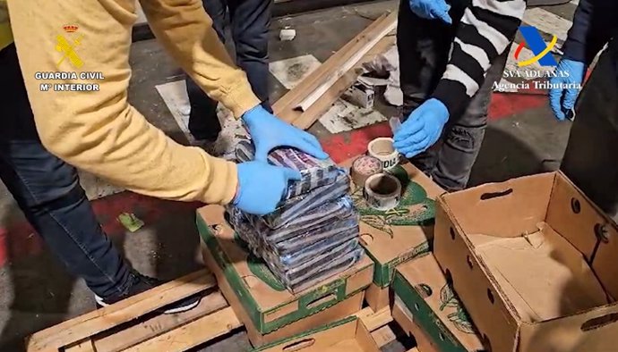 Guardia Civil interviene 530 kilos de cocaína en Barajas en una partida comercial declarada