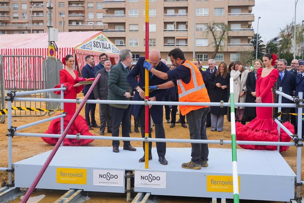 Colocación del primer tubo de la portada de la Feria de Abril de Sevilla.