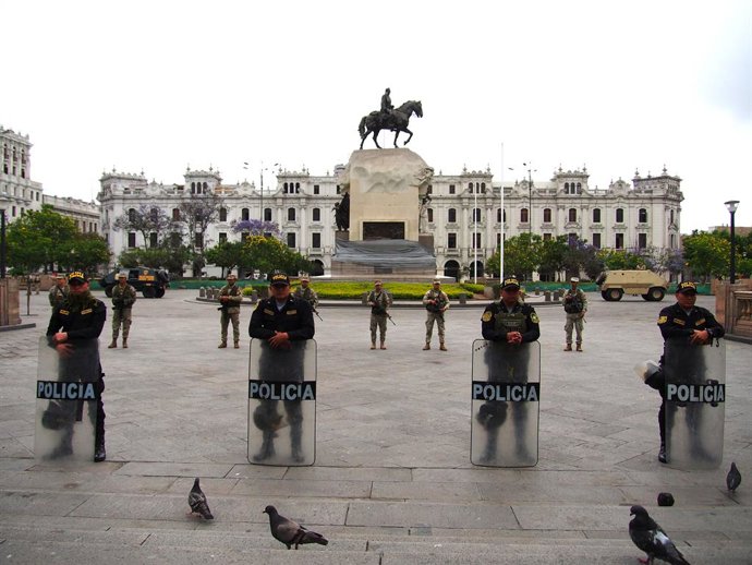 Archivo - December 16, 2022, Lima, Lima, Peru: Soldiers and policemen guard the city amid violent protests following the ouster of President Pedro Castillo. Peru's new government declared a 30-day national emergency on Wednesday, suspending the rights o