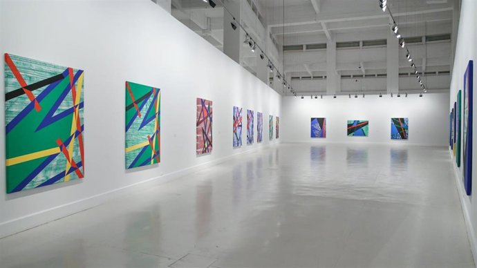 Vista de la exposición que acoge el CAC de Málaga donde se pueden encontrar sutiles entramados y elegantes composiciones geométricas que transportan al observador al universo arquitectónico del pintor sevillano Gerardo Delgado.