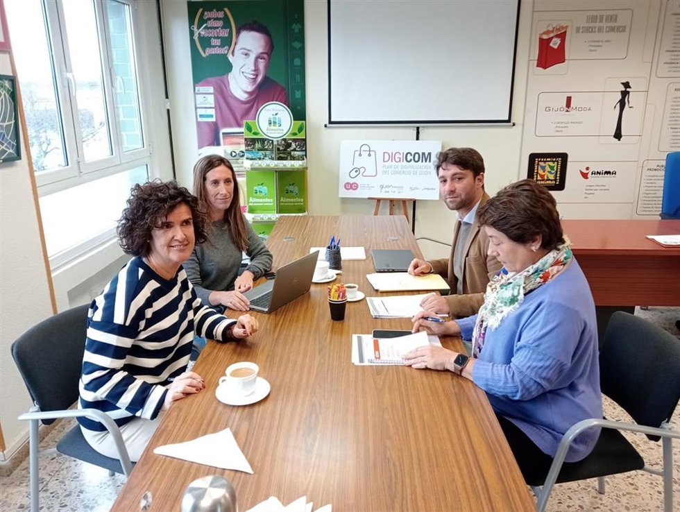Reunión del diputado del PP en la JGPA Andrés Ruiz, y la primera teniente de Alcaldesa y concejala de Economía, Empleo, Turismo e Innovación de Gijón, Ángela Pumariega, con la Unión de Comerciantes del Principado de Asturias.
