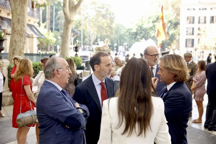 Archivo - El presidente del Parlament balear, Gabriel Le Senne, conversa con los diputados de Vox Agustín Buades, Idoia Ribas y Jorge Campos, en la celebración de un acto militar en el Paseo del Born.