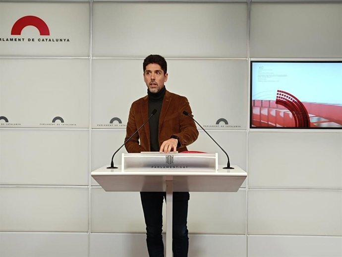 El portavoz de los comuns en el Parlament, David Cid, en una rueda de prensa