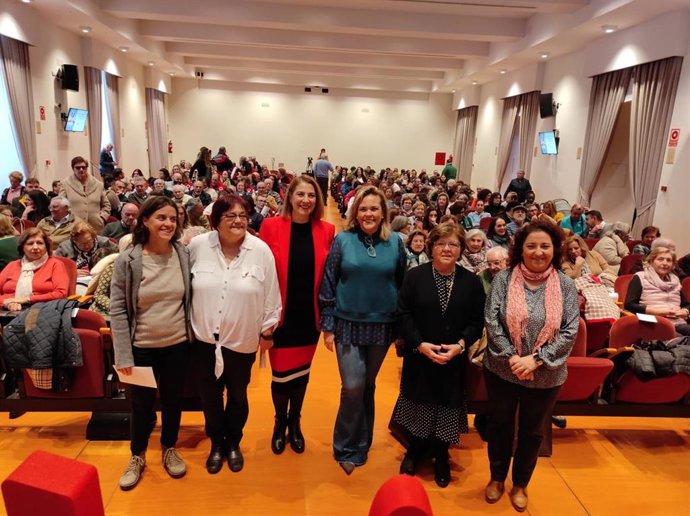 La delegada de Cooperación al Desarrollo de la Diputación provincial, Auxiliadora Moreno (tercera por la dcha.), en la celebración del Día del Voluntariado.