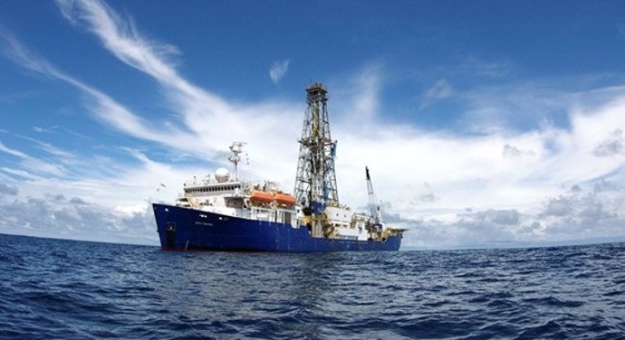 El buque de investigación 'Joides Resolution' en el que desembarcarán 27 científicos, tres de ellos españoles, en una expedición para recuperar sedimentos marinos del periodo Mioceno.