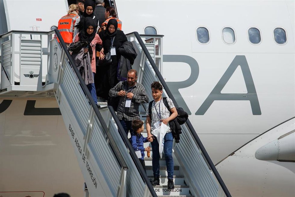 Archivo - Varias personas con niños bajan las escaleras del avión procedentes de Siria, a su llegada a la base aérea de Torrejón de Ardoz, a 19 de mayo de 2023.