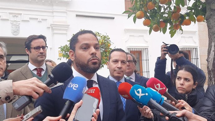 El secretario general de Vox, Ignacio Garriga, en declaraciones a los medios en Mérida