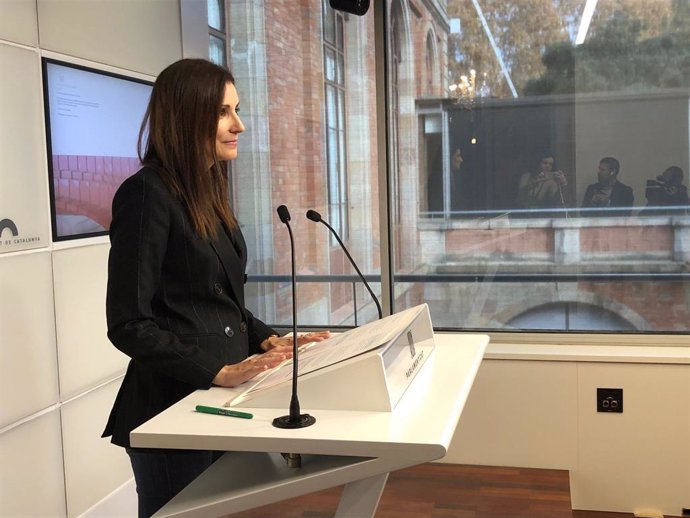 La portavoz del PP en el Parlament, Lorena Roldán, en rueda de prensa desde la Cámara catalana este martes