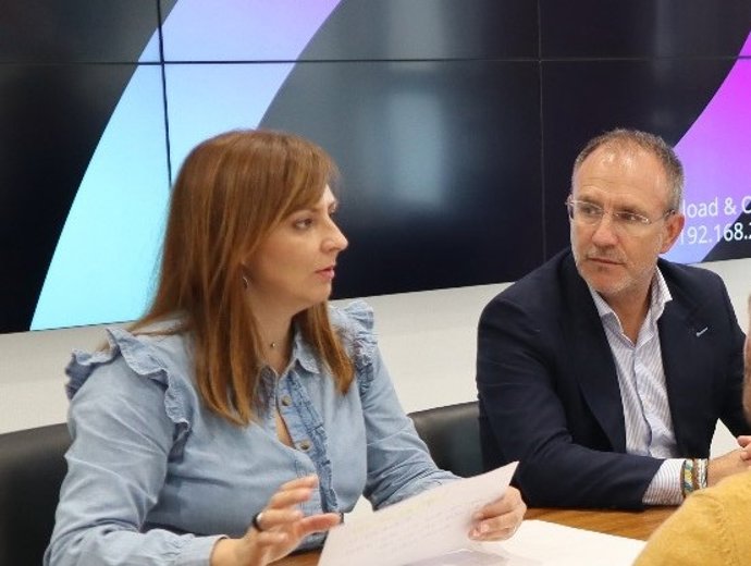 La consejera de Administraciones Públicas, Justicia y Seguridad del Gobierno de Canarias, Nieves Lady Barreto, y el presidente del Cabildo de La Palma, Sergio Rodríguez