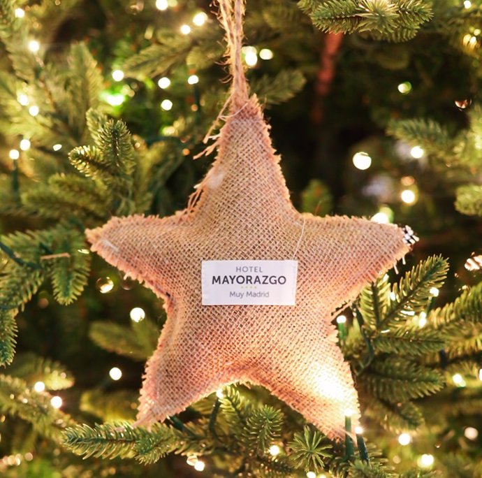 El Hotel Mayorazgo celebra la Navidad con un árbol de estrellas solidarias