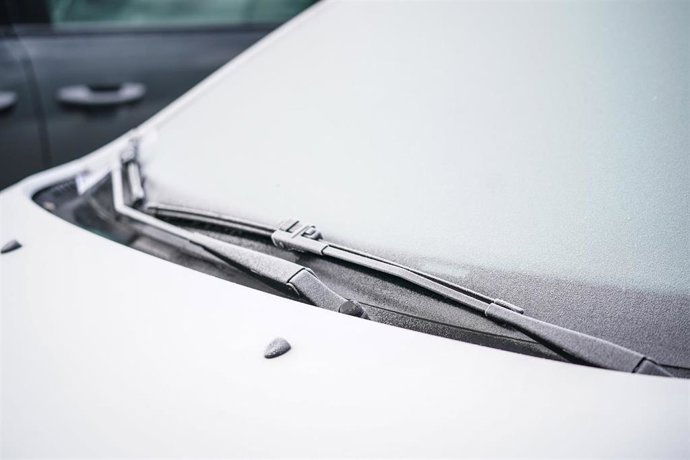 Archivo - Helada en el parabrisas de un coche en Álava.
