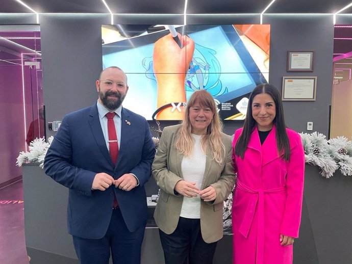 La consellera de Cultura de la Generalitat, Natalia Garriga; junto a la directora general de Innovación y Cultura Digital, Marisol López, y el director del programa 'Catalunya Media City', Marc López.