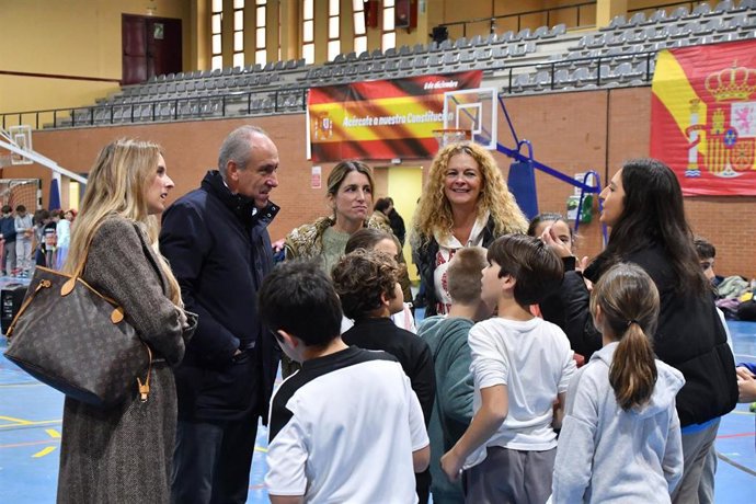 El alcalde de Tomares (Sevilla), José María Soriano, en la gymkana con la que el Ayuntamiento ha celebrado con los más pequeños los 45 años de la Constitución española.