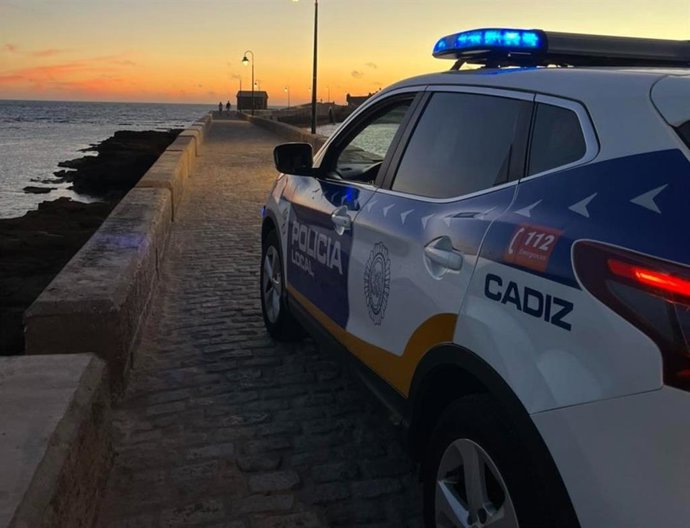 Archivo - Vehículo de la Policía Local de Cádiz en una imagen de archivo.